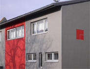 Grau-rote Fassade modern