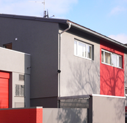 Wohngebäudefassade in grau und rot